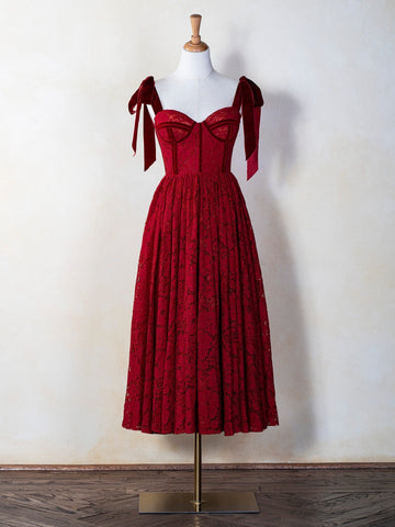 Vestido de fiesta de encaje con tirantes de corsé y lazo hasta la rodilla