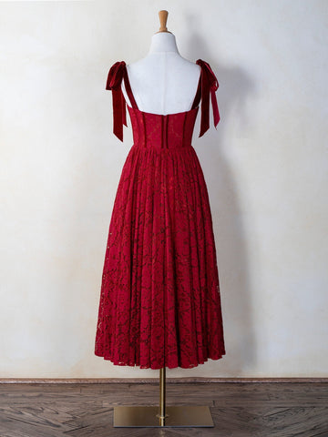 Vestido de fiesta de encaje con tirantes de corsé y lazo hasta la rodilla