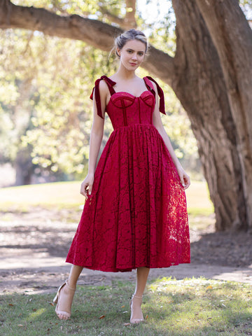 Vestido de fiesta de encaje con tirantes de corsé y lazo hasta la rodilla