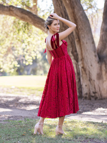 Vestido de fiesta de encaje con tirantes de corsé y lazo hasta la rodilla