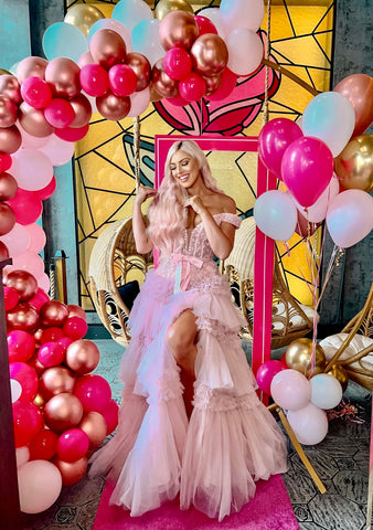 Vestido de fiesta largo rosa claro con volantes y corte princesa en A y hombros descubiertos
