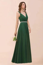 Vestido de dama de honra verde-escuro em linha A com decote em V e cinto de cintura com strass