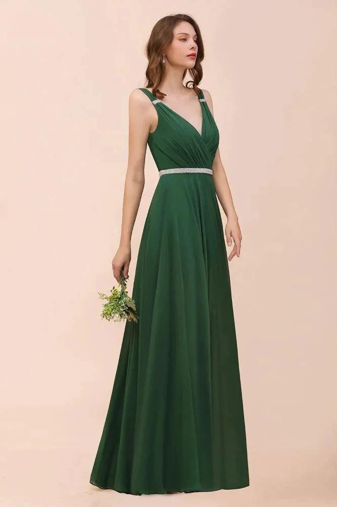 Vestido de dama de honra verde-escuro em linha A com decote em V e cinto de cintura com strass