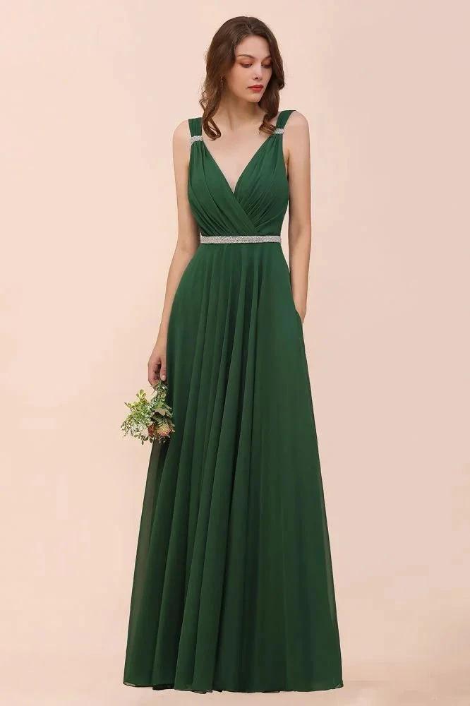 Vestido de dama de honra verde-escuro em linha A com decote em V e cinto de cintura com strass