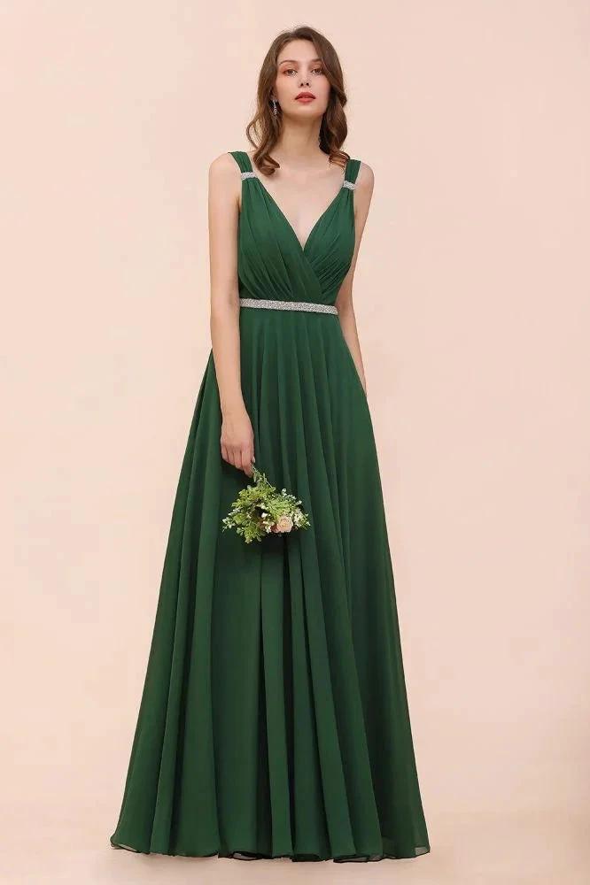 Vestido de dama de honra verde-escuro em linha A com decote em V e cinto de cintura com strass