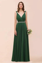 Vestido de dama de honra verde-escuro em linha A com decote em V e cinto de cintura com strass