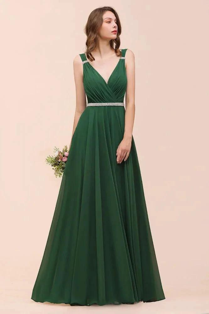 Vestido de dama de honra verde-escuro em linha A com decote em V e cinto de cintura com strass