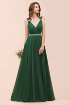 Vestido de dama de honra verde-escuro em linha A com decote em V e cinto de cintura com strass