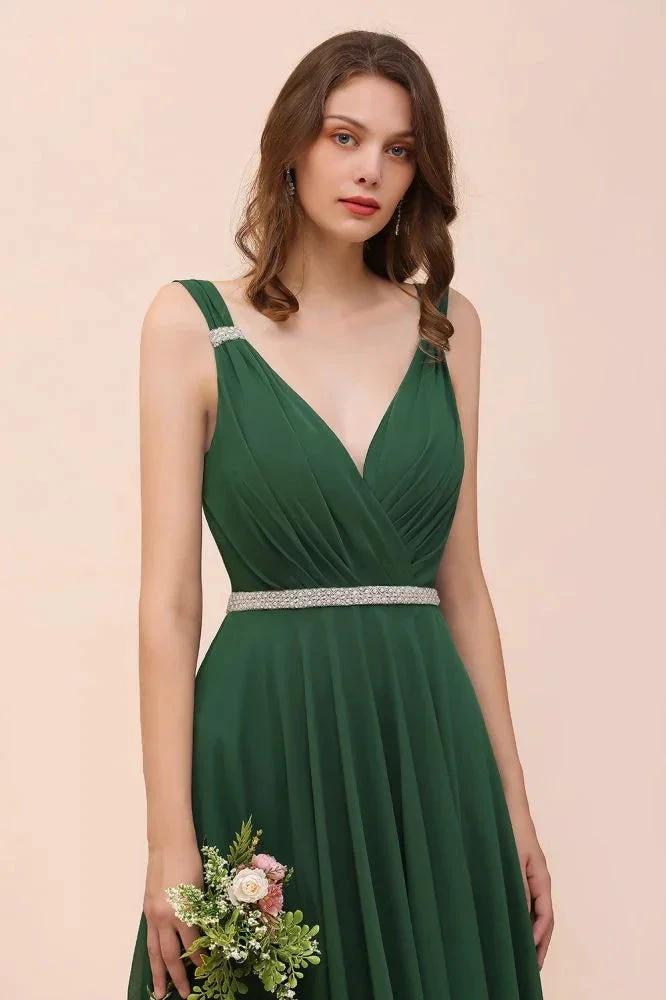 Vestido de dama de honra verde-escuro em linha A com decote em V e cinto de cintura com strass