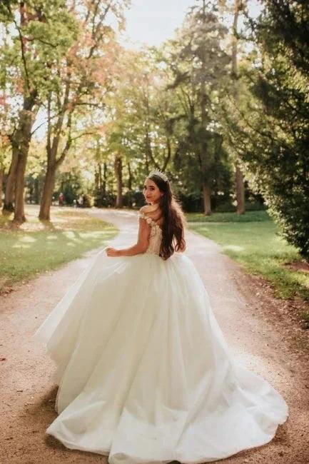 Vintage Princess Off-the-shoulder V-neck Sleeveless Lace Wedding Dresses by misshow.com