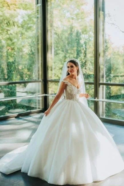 Vintage Princess Off-the-shoulder V-neck Sleeveless Lace Wedding Dresses by misshow.com