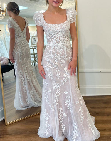 Theresa | Champagnerfarbenes langes Ballkleid mit Applikationen, quadratischem Ausschnitt und Puffärmeln