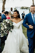 Vestido de Noiva Branco Longo em Cetim com Ombros Descobertos e Saia Rodada