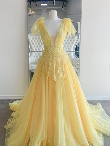 Vestido amarillo largo de tul con escote en V, corte A y espalda descubierta, de encaje y graduación