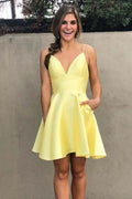Vestido corto de fiesta con escote en V y tirantes de satén amarillo PD279